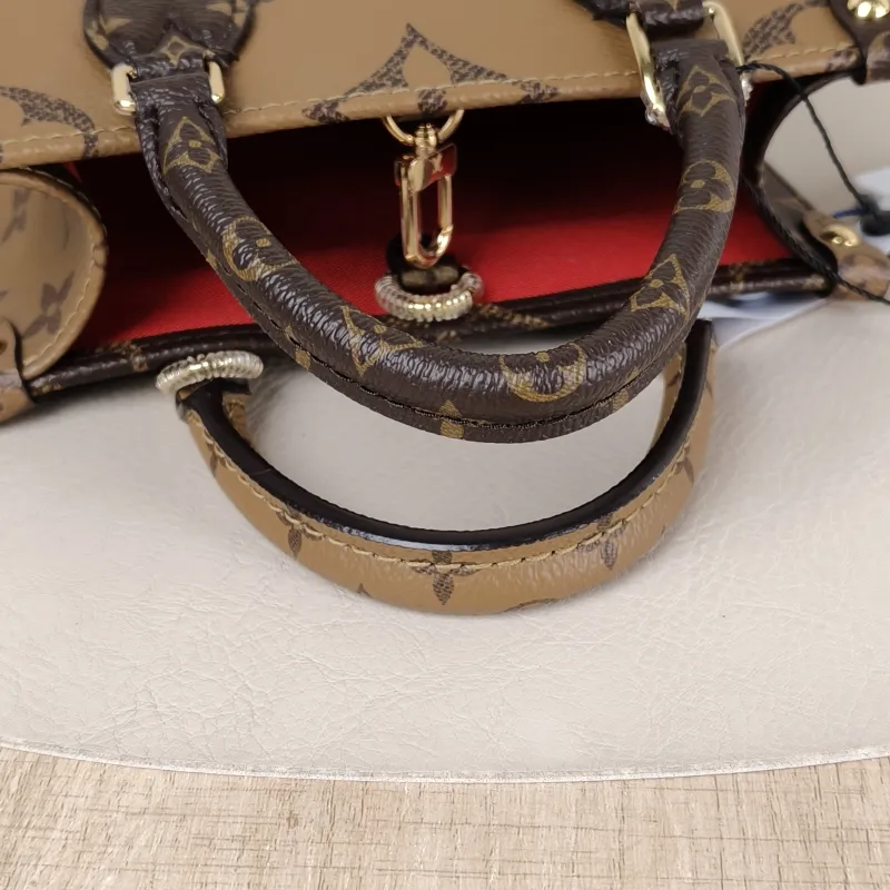 Louis Vuitton Crossbody Bag Onthego BB Monogram PVC BB 18 × 8.5 × 15 cm — detail view 3 of 11