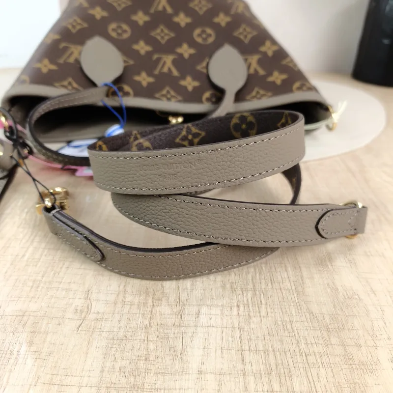 Louis Vuitton Crossbody Bag NEVERFULL INSIDE OUT BB PVC · Calfskin BB 26.5 × 11 × 16.5 cm — detail view 4 of 12