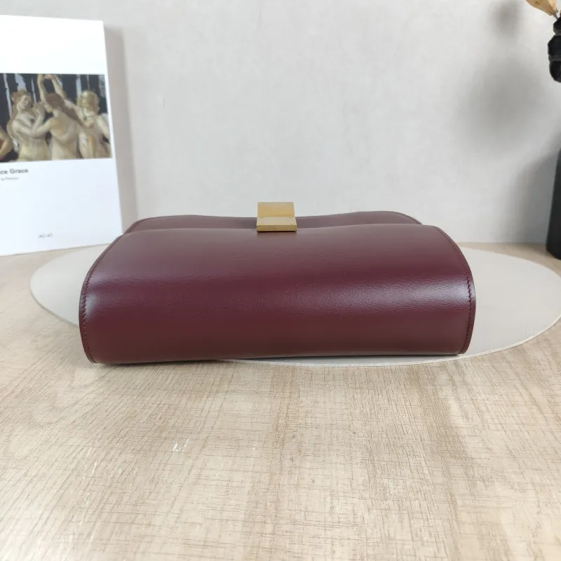 CELINE Crossbody Bag Classic Box Red Calfskin Medium24 × 7 × 18 cm — detail view 8 of 13