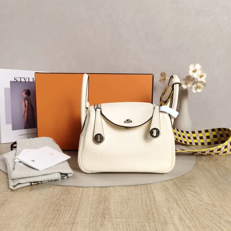 Hermès Crossbody Bag Shoulder Strap Lindy Mini 19 TC Calfskinmini19 × 9.5 × 13 cm — cover view 5 of 11