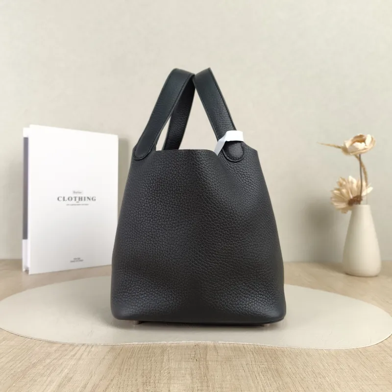 Hermès Top Handle Bag Picotin Lock 18 1889Black Clemence Taurillon TC Calfskin Small18 × 13 × 19 cm — detail view 9 of 12