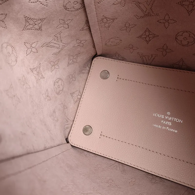 Louis Vuitton Shoulder Bag Hina Pink Calfskin Small 23 × 13 × 21 cm — detail view 9 of 10