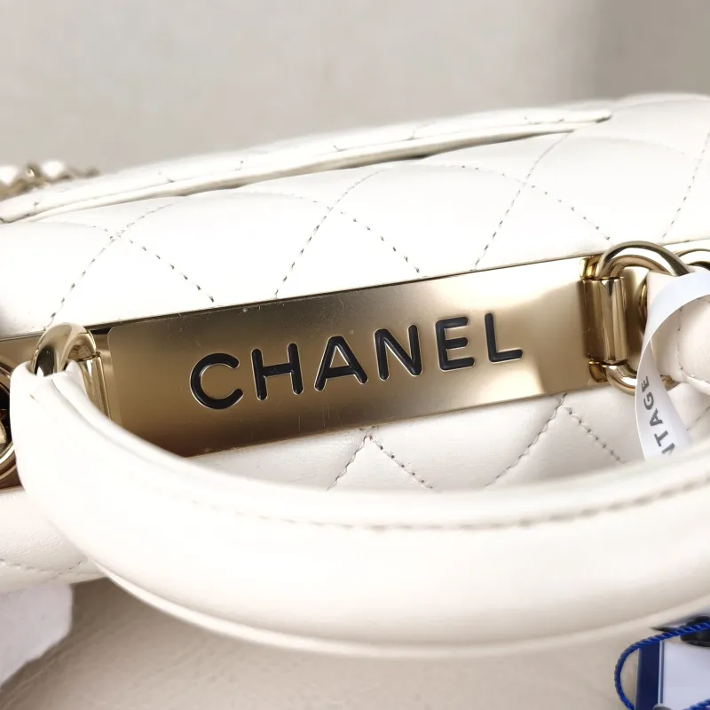Chanel Crossbody Bag Trendy CC White Lambskinmini19.5 × 8 × 14.5 cm — detail view 16 of 17
