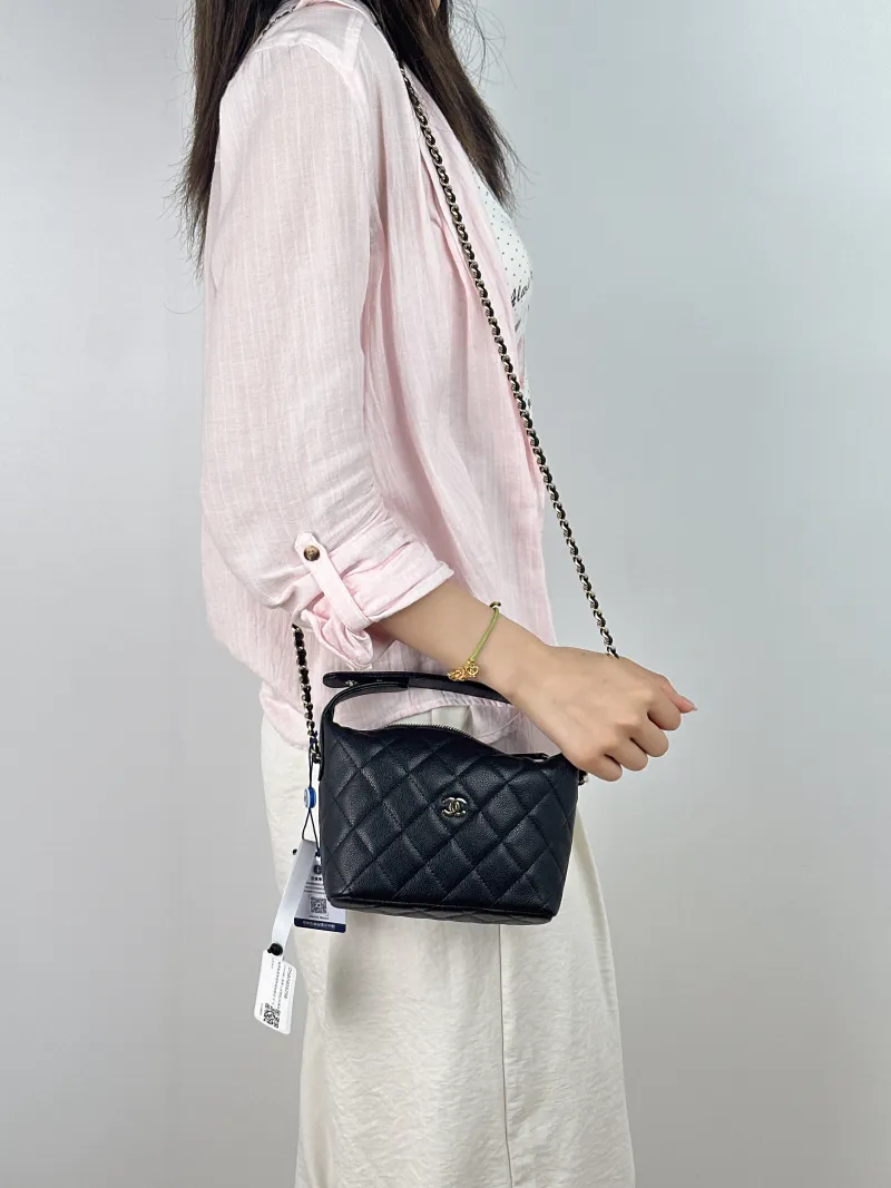 Chanel Crossbody Bag25c Vanity Case Bag Black Grained Calfskin One Size16 × 6 × 13 cm — on-model view 2 of 3