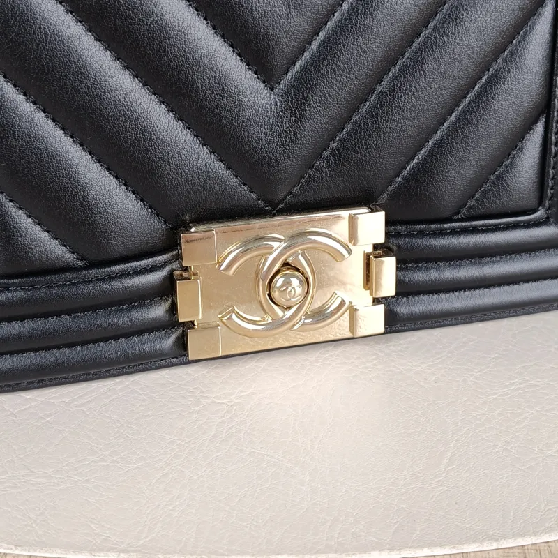 Chanel Crossbody Bagv Le Boy​Black Calfskin Small20.5 × 8.5 × 12 cm — detail view 2 of 16