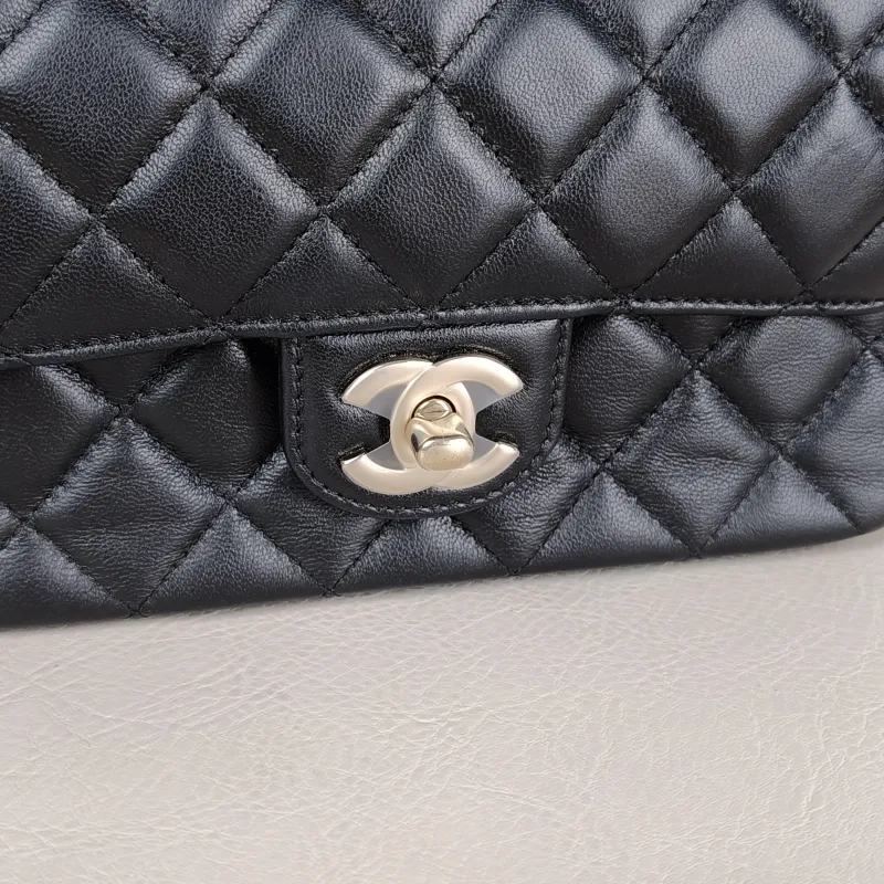 Chanel Crossbody Bag mini Black SL ambskin mini 18 × 7 × 12 cm — detail view 4 of 15
