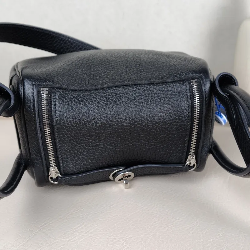 Hermès Crossbody Bag Lindy Mini 19 89Black TC Calfskin Mini 19 × 9.5 × 13 cm K — detail view 5 of 11