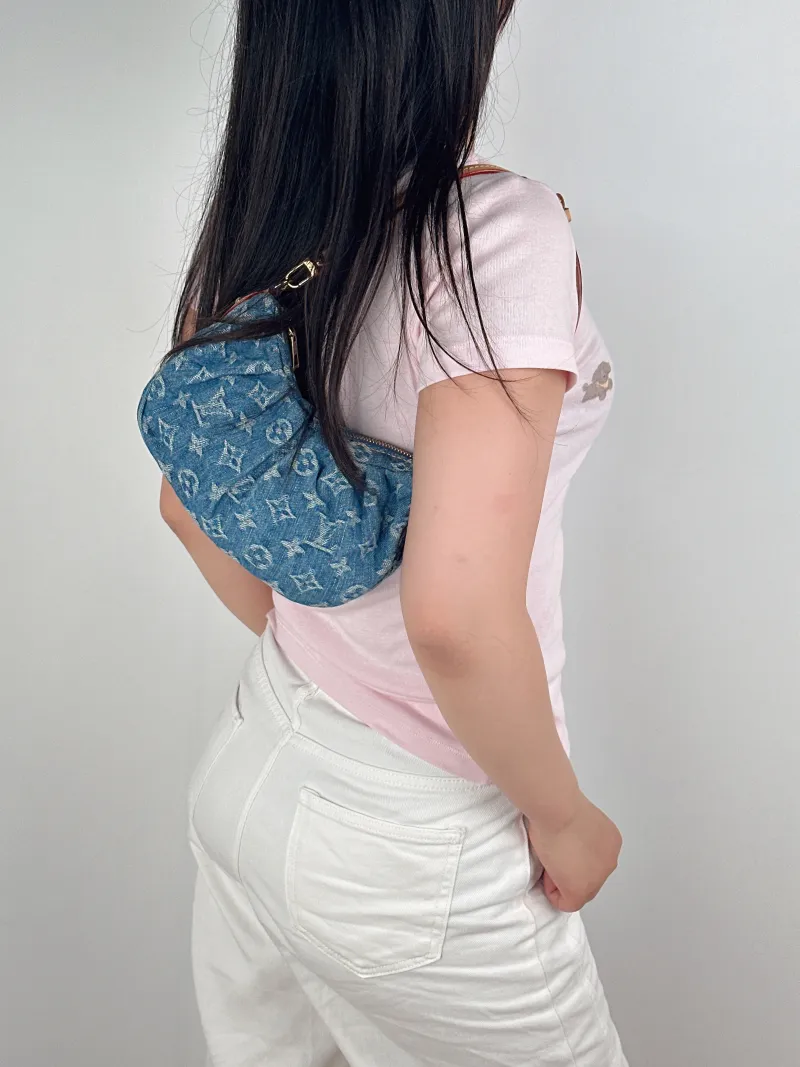 Louis Vuitton Shoulder Bag Pochette Valley Blue One Size21 × 7 × 15 cm — on-model view 2 of 2