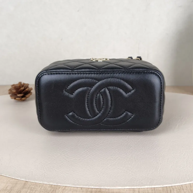 Chanel Crossbody Bag Pearl Edition Black Lambskin One Size16 × 8 × 9.5 cm — cover view 3 of 5