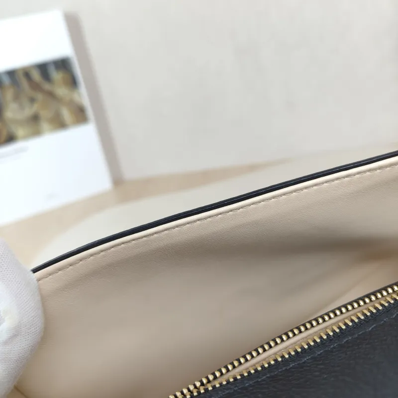 Louis Vuitton Crossbody Bag Pont 9 Soft Messenger Bag Black Calfskin Small21 × 6.5 × 15 cm — detail view 5 of 14
