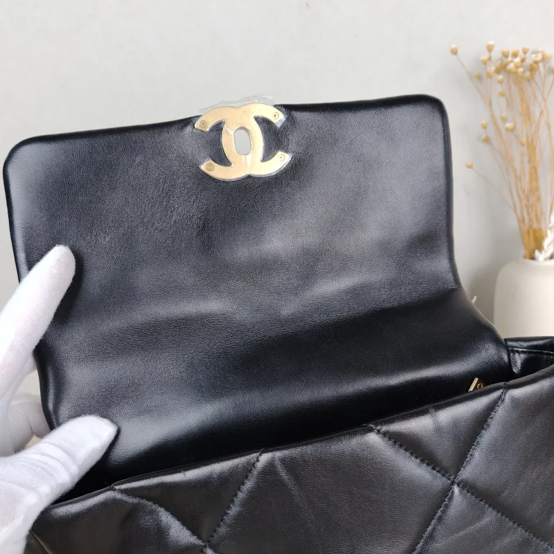 Chanel Crossbody Bag 19Bag Black SL ambskin Small 26 × 9 × 16 cm — detail view 11 of 15