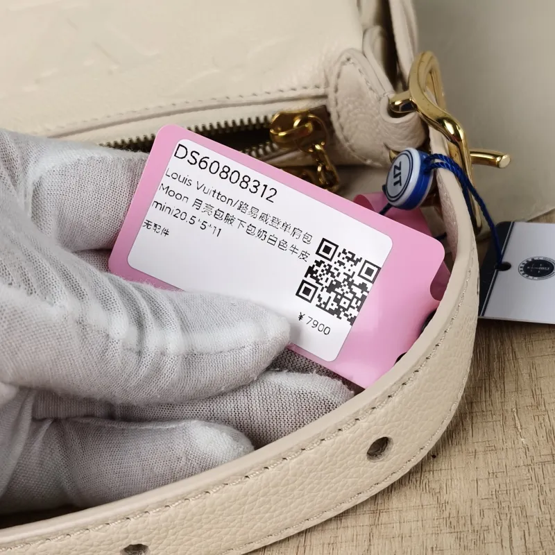 Louis Vuitton Shoulder Bag Moon White Calfskinmini20.5 × 5 × 11 cm — detail view 4 of 11