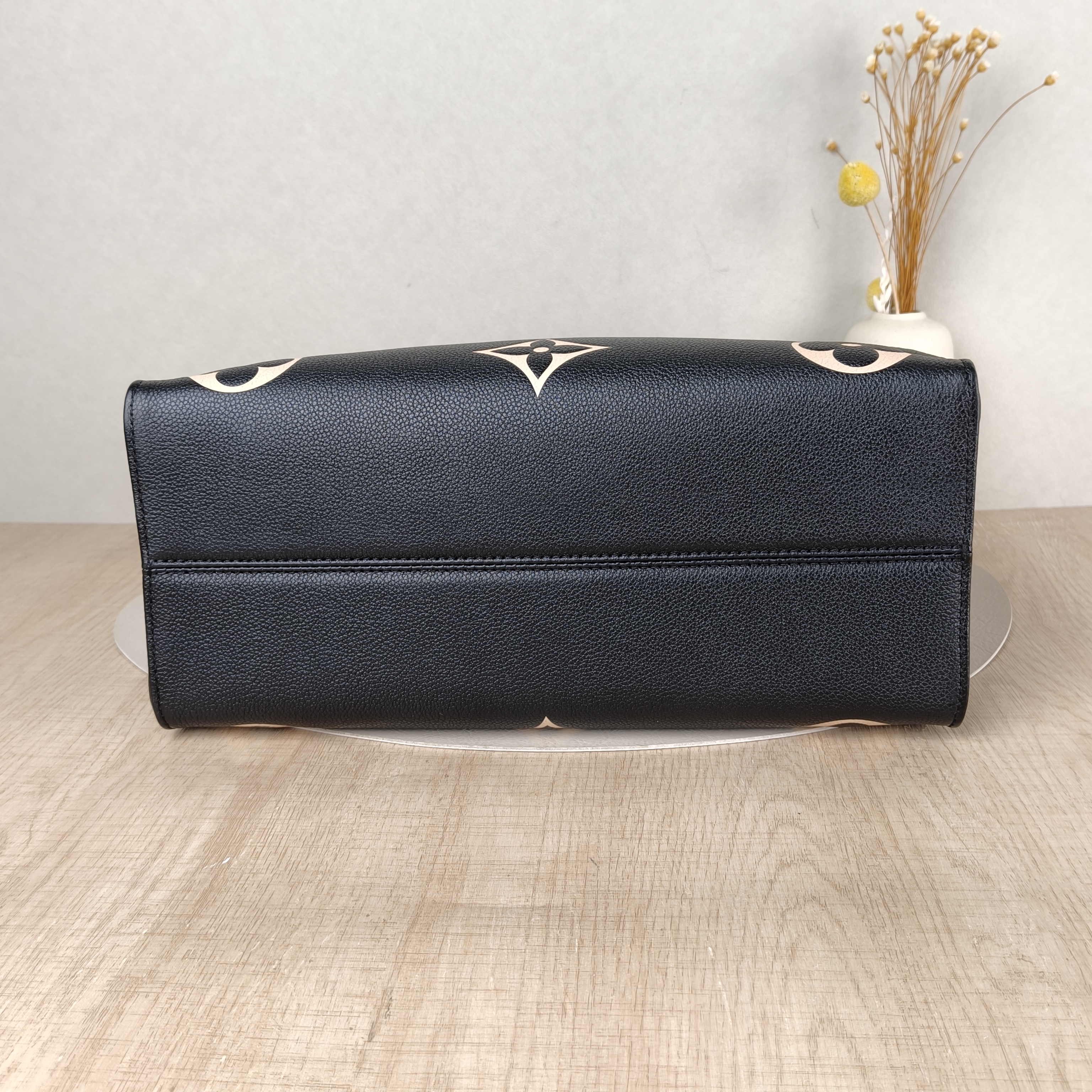 Louis Vuitton Shoulder Bag Onthego Medium Black · White Monogram Empreinte Embossed Calfskin Medium35 × 14 × 27 cm — cover view 4 of 5