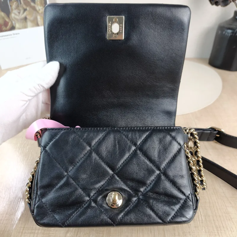 Chanel Shoulder Bag Black Lambskin One Size 17.5 × 6 × 12 cm — detail view 8 of 11