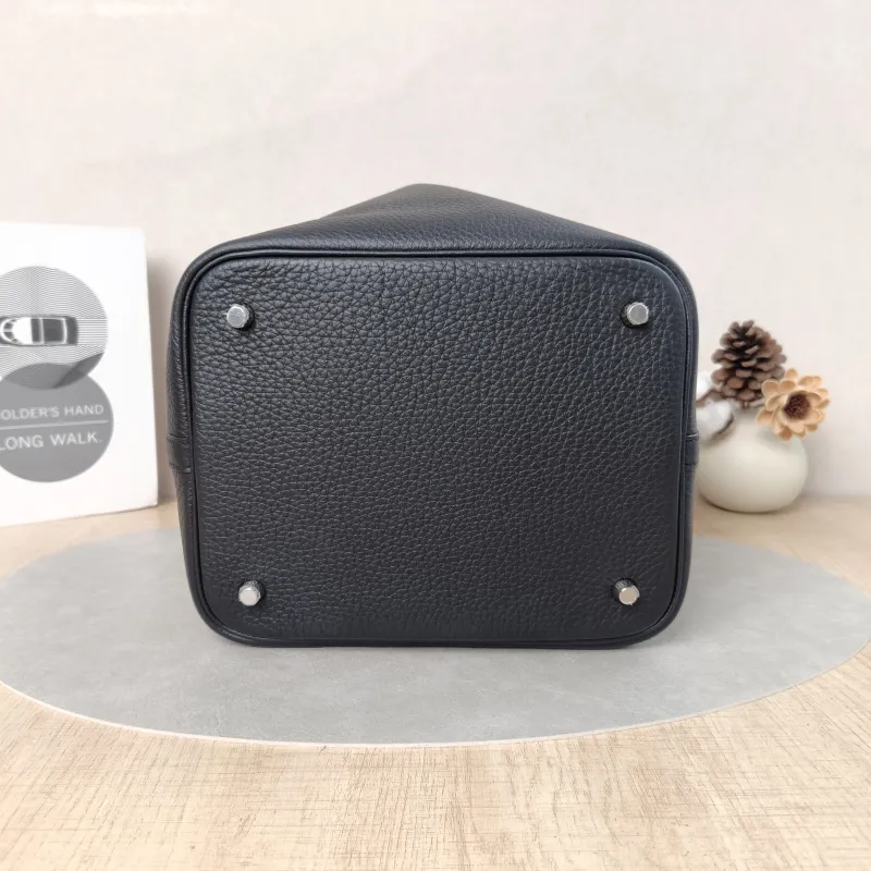 Hermès Top Handle Bag Picotin Lock 22 22Black TC Calfskin Medium22 × 18 × 21 cm — cover view 4 of 6