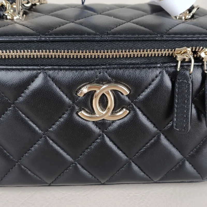 Chanel Crossbody Bag Pearl Edition Black Lambskin One Size16 × 8 × 9.5 cm — detail view 10 of 14