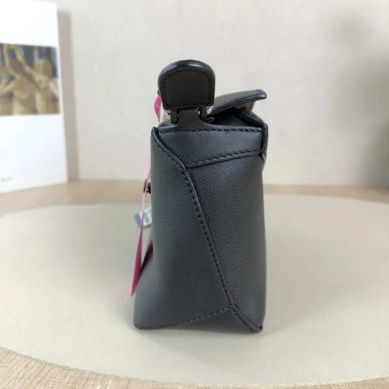 LOEWE Crossbody Bag Puzzle Black CC alfskinmini18 × 8 × 12.5 cm — detail view 5 of 11