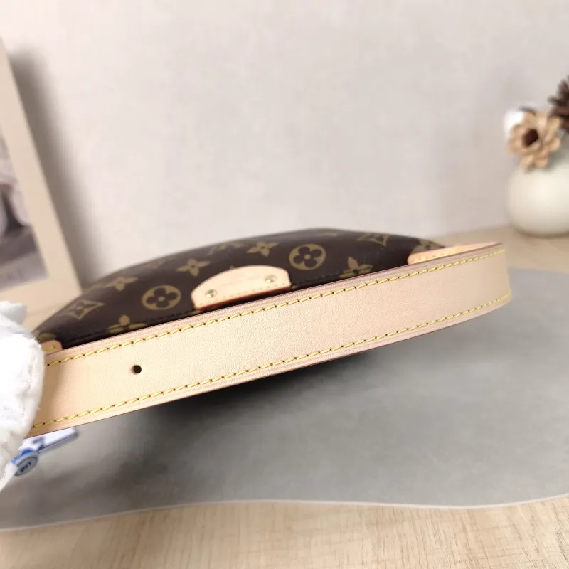Louis Vuitton Shoulder Bag Pochette Hills Monogram PVC One Size 18.5 × 6.5 × 11 cm — detail view 11 of 13