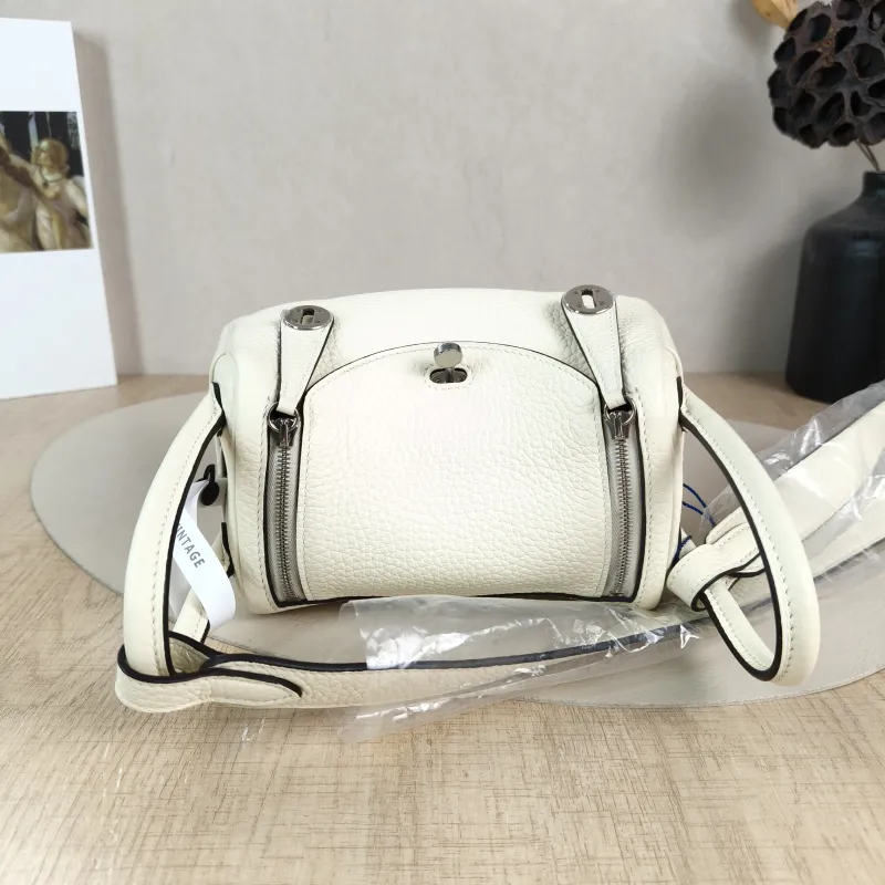 Hermès Crossbody Bag Lindy Mini 19I2 TC Calfskinmini19 × 9.5 × 13 cm — detail view 8 of 12