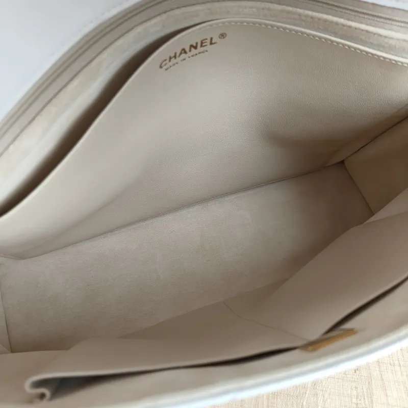 Chanel Top Handle Bag White Calfskin Large 38 × 11 × 27 cm — detail view 7 of 13