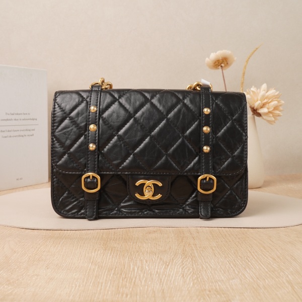 Chanel 21b Messenger Bag Black with Gold-Tone Hardware Calfskin Microchip Edition · 25 × 8 × 17 cm