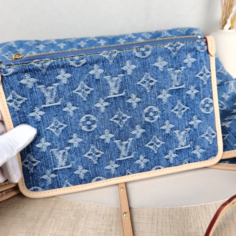Louis Vuitton Crossbody Bag Carryall Blue Medium 39 × 15 × 30 cm — detail view 3 of 12