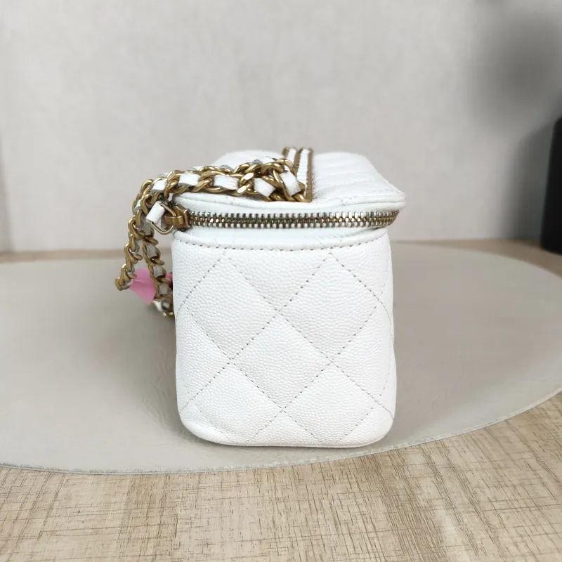 Chanel Crossbody Bag Edition White Grained Calfskin One Size16 × 8 × 9.5 cm — detail view 1 of 12