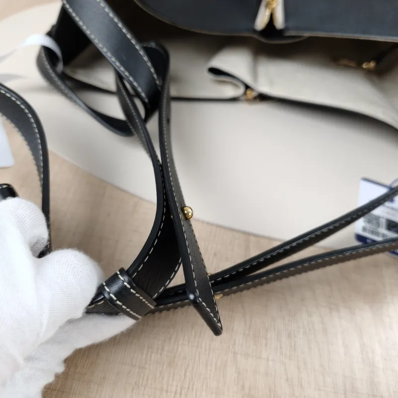 LOEWE Crossbody Bag Hammock Colorblock Calfskin Medium29 × 14 × 32 cm — detail view 7 of 12