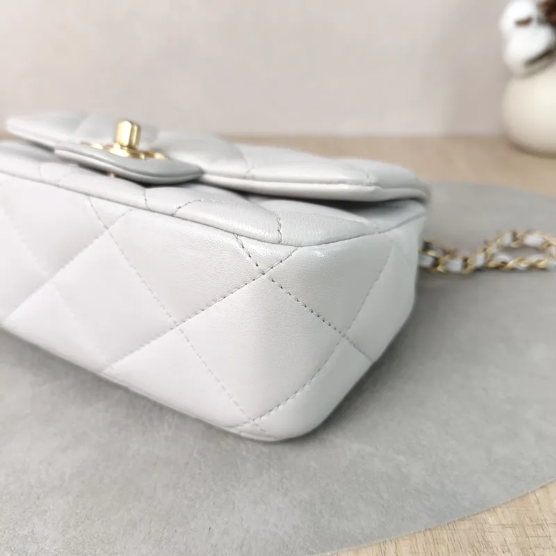 Chanel Crossbody Bag Edition White Lambskin One Size19 × 7 × 13.5 cm — detail view 13 of 14