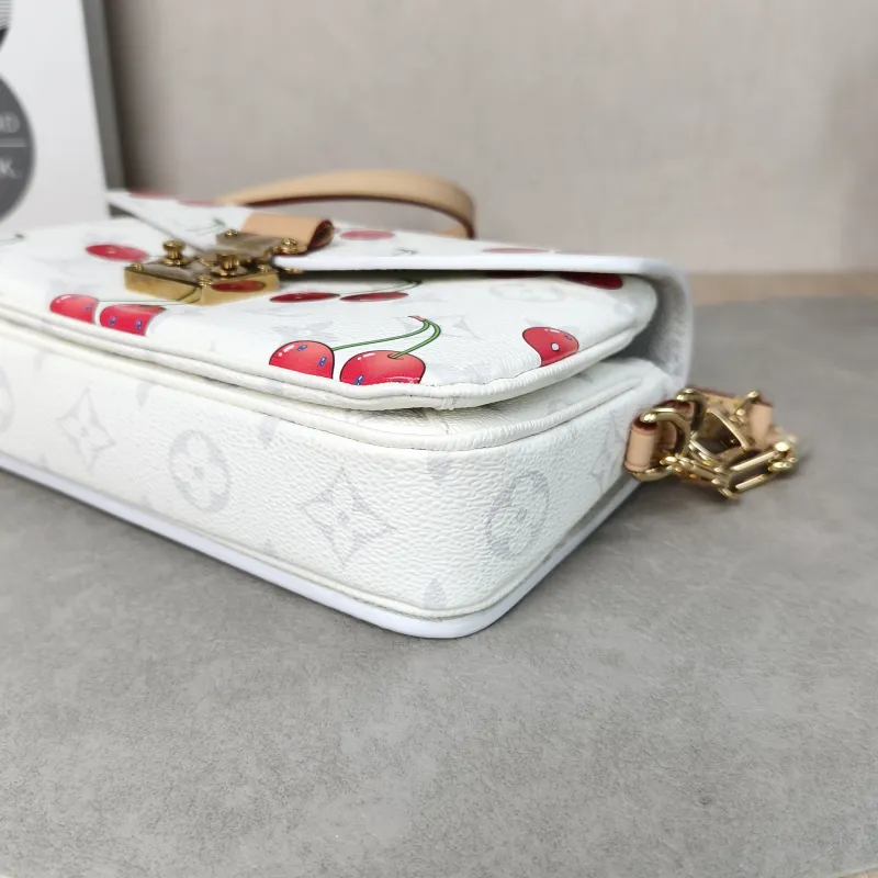 Louis Vuitton Crossbody Bag Pochette Métis East West White · PVC Small21.5 × 6 × 13.5 cm — detail view 7 of 16