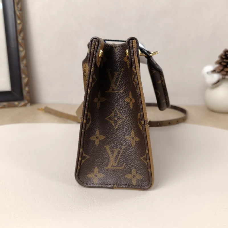 Louis Vuitton Crossbody Bag Onthego BB Monogram PVCBB18 × 8.5 × 15 cm — cover view 8 of 9