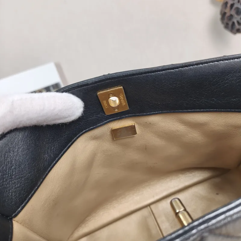 Chanel Shoulder Bag hobo Black with Gold-Tone Hardware Lambskin One Size 22 × 9 × 19 cm — detail view 1 of 11