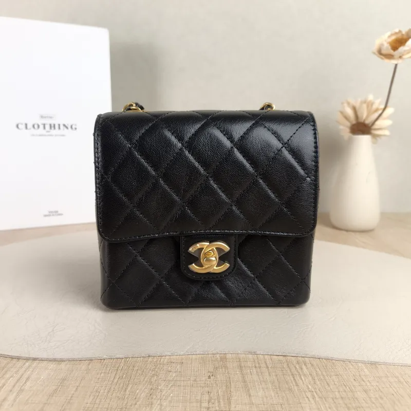Chanel Crossbody Bag Edition Black Calfskinmini16 × 7 × 15 cm