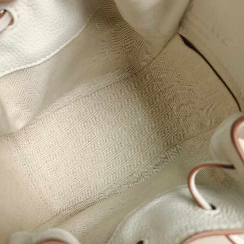 LOEWE Crossbody Bag Hammock White Calfskinmini17 × 11 × 19.5 cm — detail view 2 of 10