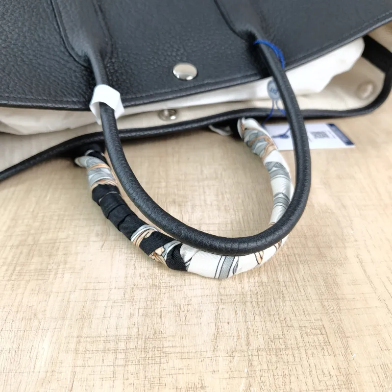 Hermès Top Handle Bag Garden Party 30 30Black Negonda Calfskin Medium30 × 13 × 21 cm — detail view 2 of 11