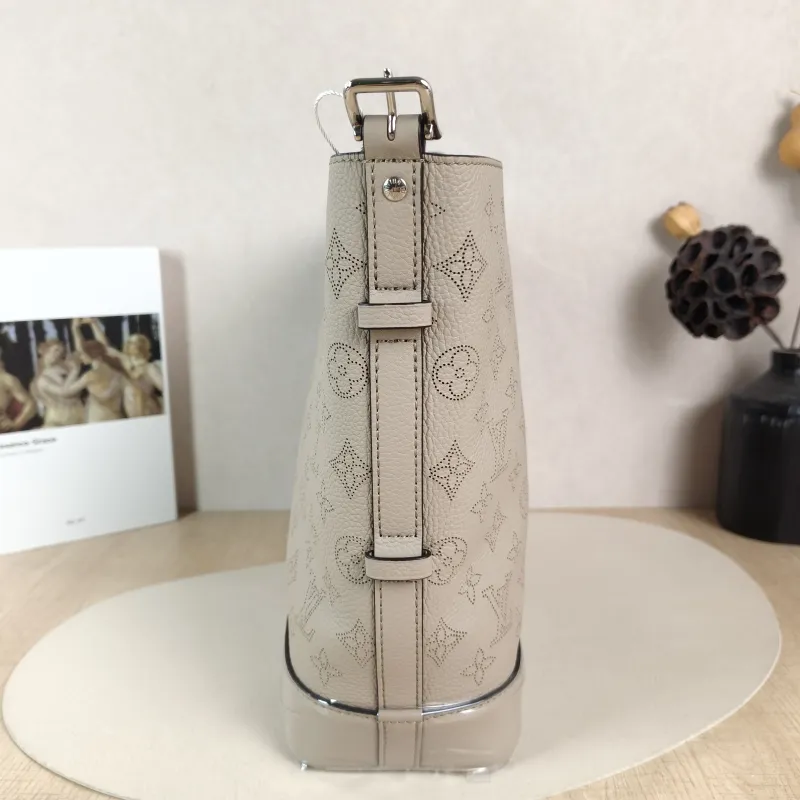 Louis Vuitton Shoulder Bag Flore Bucket Bag Grey Calfskin One Size 28 × 10 × 27 cm — detail view 4 of 10