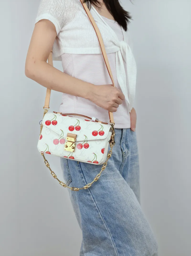 Louis Vuitton Crossbody Bag Pochette Métis East West White · PVC Small21.5 × 6 × 13.5 cm — on-model view 3 of 3
