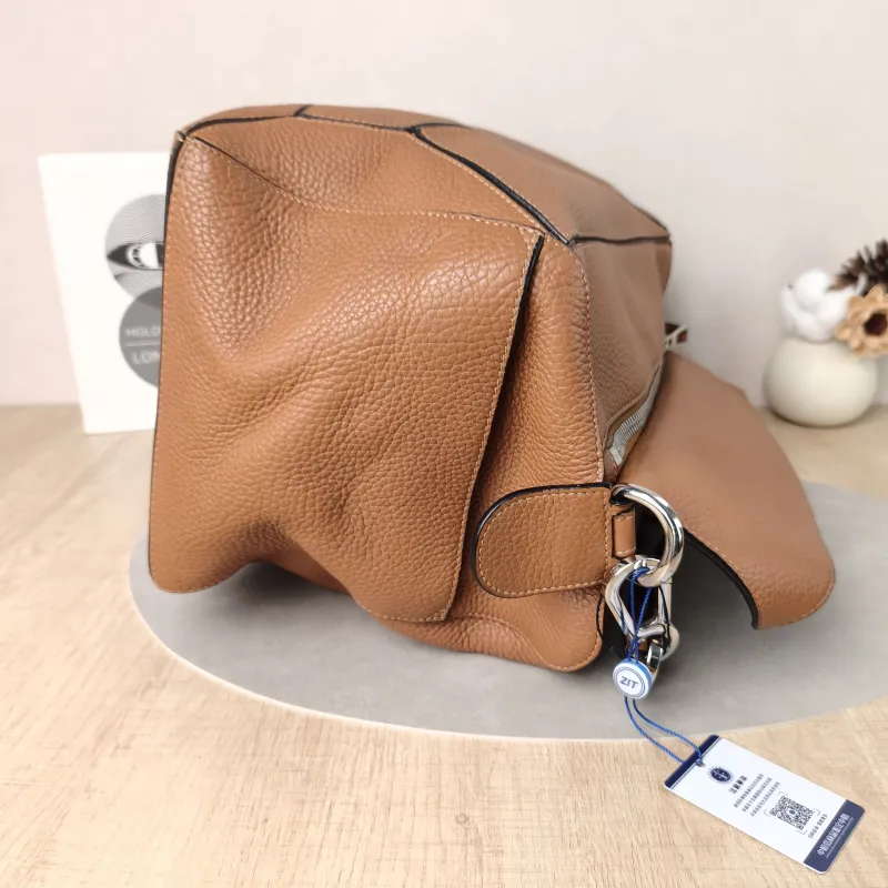 LOEWE Crossbody Bag Puzzle Brown Calfskin Large36 × 20 × 22 cm — detail view 10 of 13