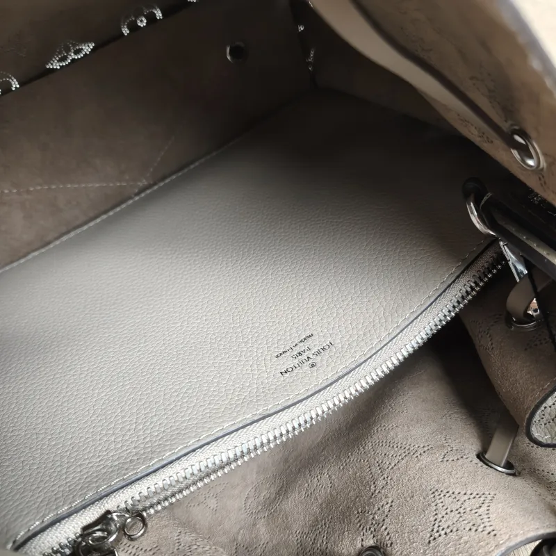 Louis Vuitton Shoulder Bag Muria Grey Calfskin One Size 26 × 14 × 26 cm — detail view 5 of 11