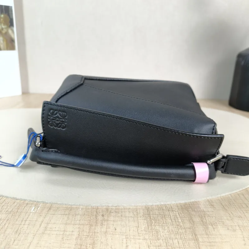 LOEWE Crossbody Bag Puzzle Black CC alfskinmini18 × 8 × 12.5 cm — detail view 1 of 11