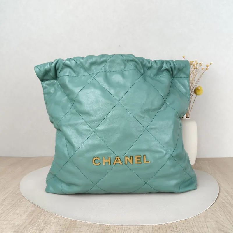 Chanel Shoulder Bag22Bag Green CC alfskin39 × 8 × 42 cm