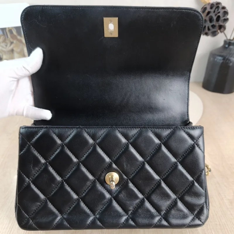 Chanel Crossbody Bag Black with Gold-Tone Hardware Lambskin One Size 25 × 10 × 16 cm — detail view 6 of 12