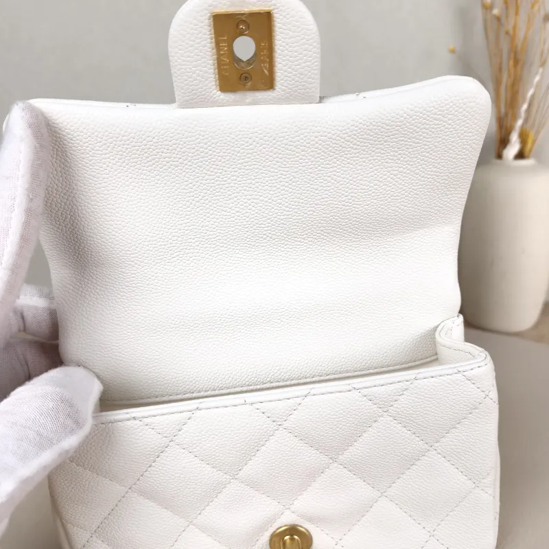 Chanel Crossbody Bag White Grained Calfskin 18 × 5 × 12 cm — detail view 6 of 13