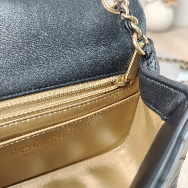 Chanel Crossbody Bag Black Lambskin One Size 17 × 8 × 13.5 cm — detail view 11 of 14