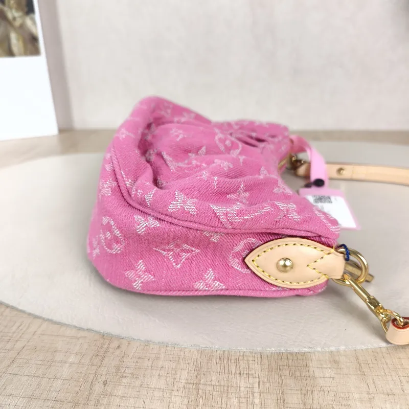 Louis Vuitton Shoulder Bag Pochette Valley Red One Size21 × 7 × 15 cm — detail view 1 of 10