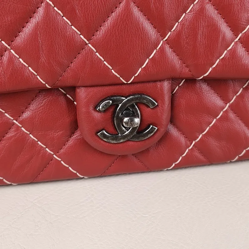Chanel Crossbody Bag Chain Bag Red Calfskin 22 × 6.5 × 14 cm 23 — detail view 6 of 15