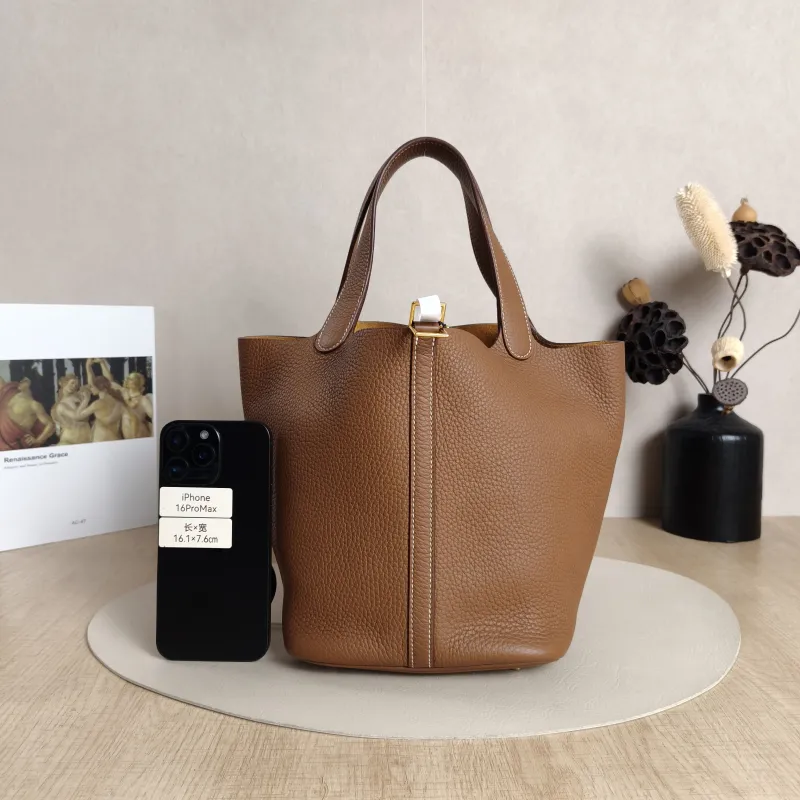 Hermès Top Handle Bag Picotin Lock 22 22 Clemence Taurillon TC Calfskin Medium22 × 18 × 21 cm — cover view 5 of 11