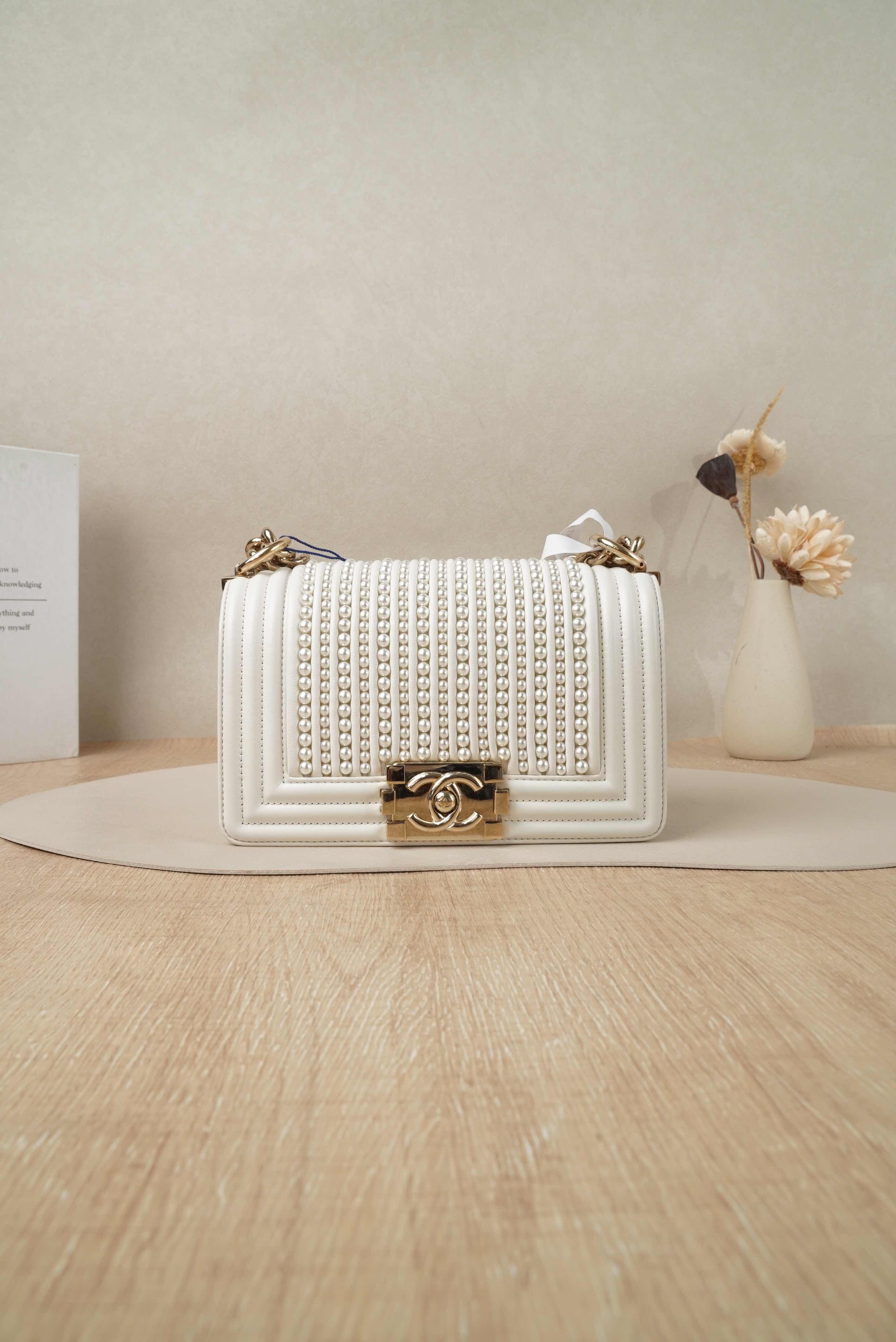 Chanel leboy Pearl Edition Small White Calfskin29 Dust Bag · 20.5 × 8.5 × 12 cm