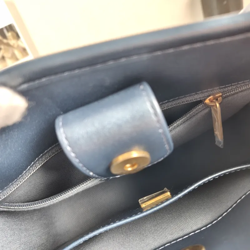 Chanel Crossbody Bag hobo One Size 22 × 6 × 24 cm — detail view 10 of 10