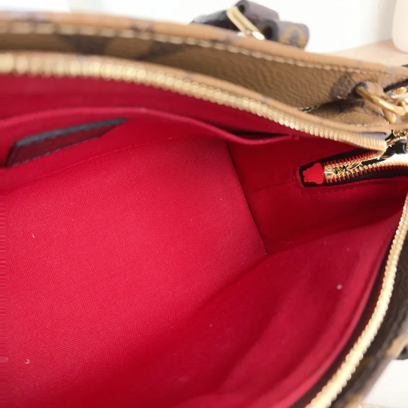 Louis Vuitton Crossbody Bag Onthego East West Two Straps Monogram PVC Small 25 × 10 × 13 cm — detail view 4 of 10
